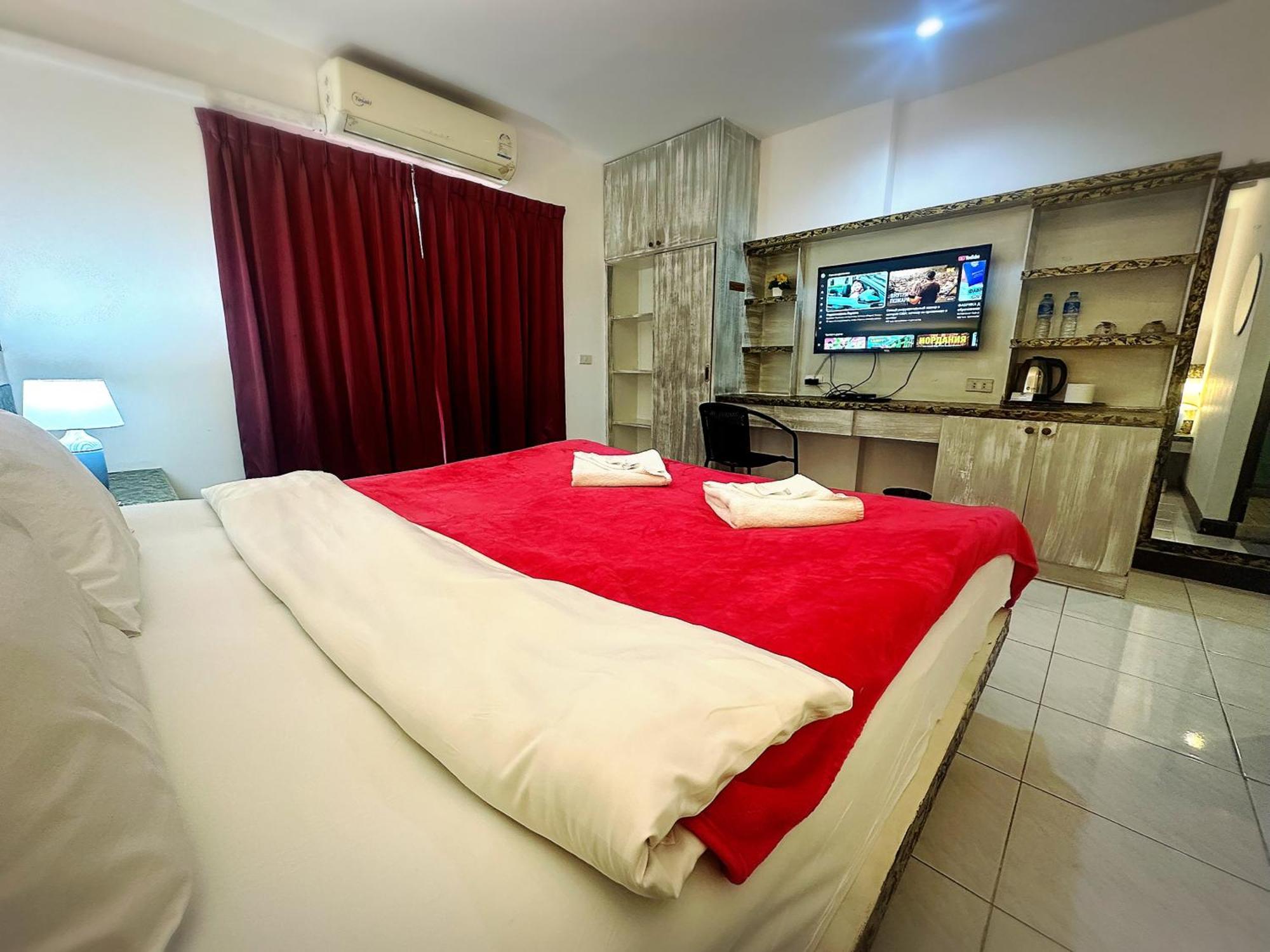 The Shades Hotel 50 Meter Beach Front Patong Екстер'єр фото