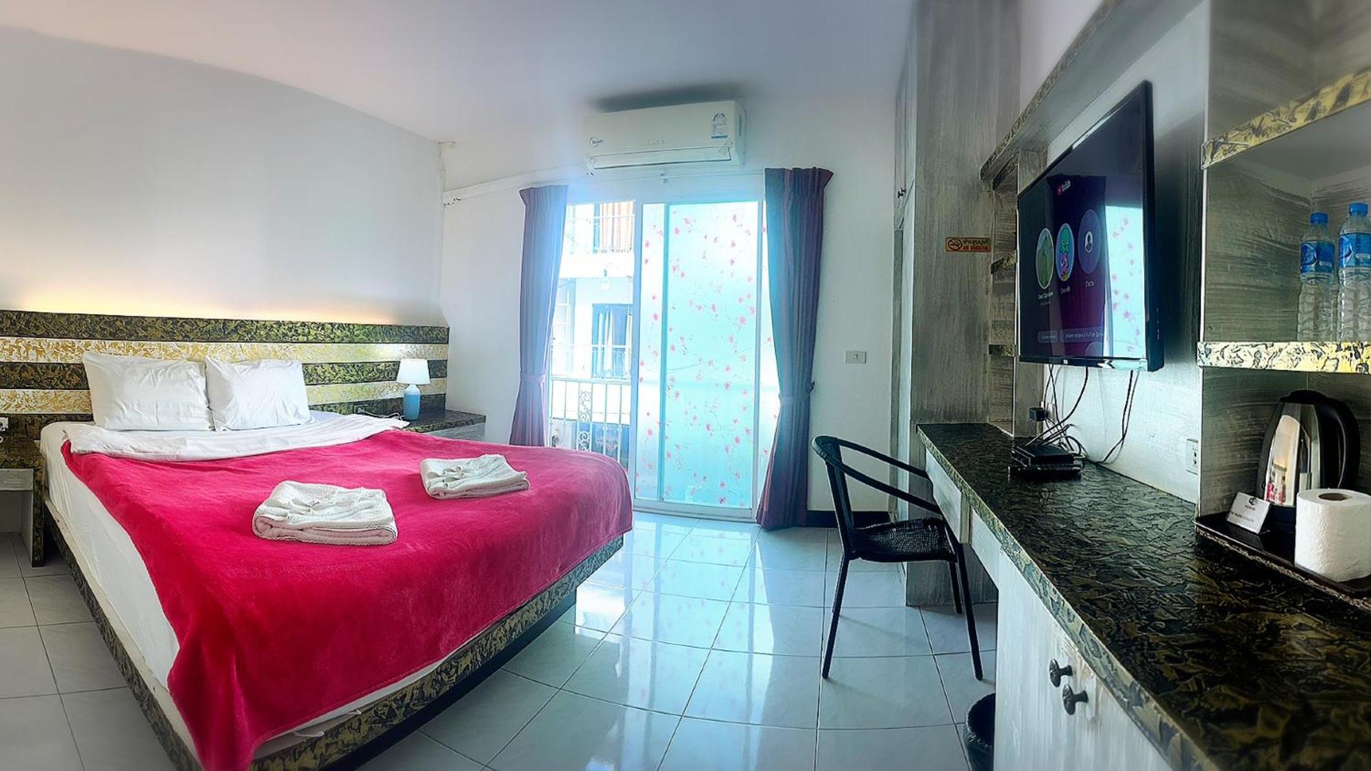 The Shades Hotel 50 Meter Beach Front Patong Екстер'єр фото